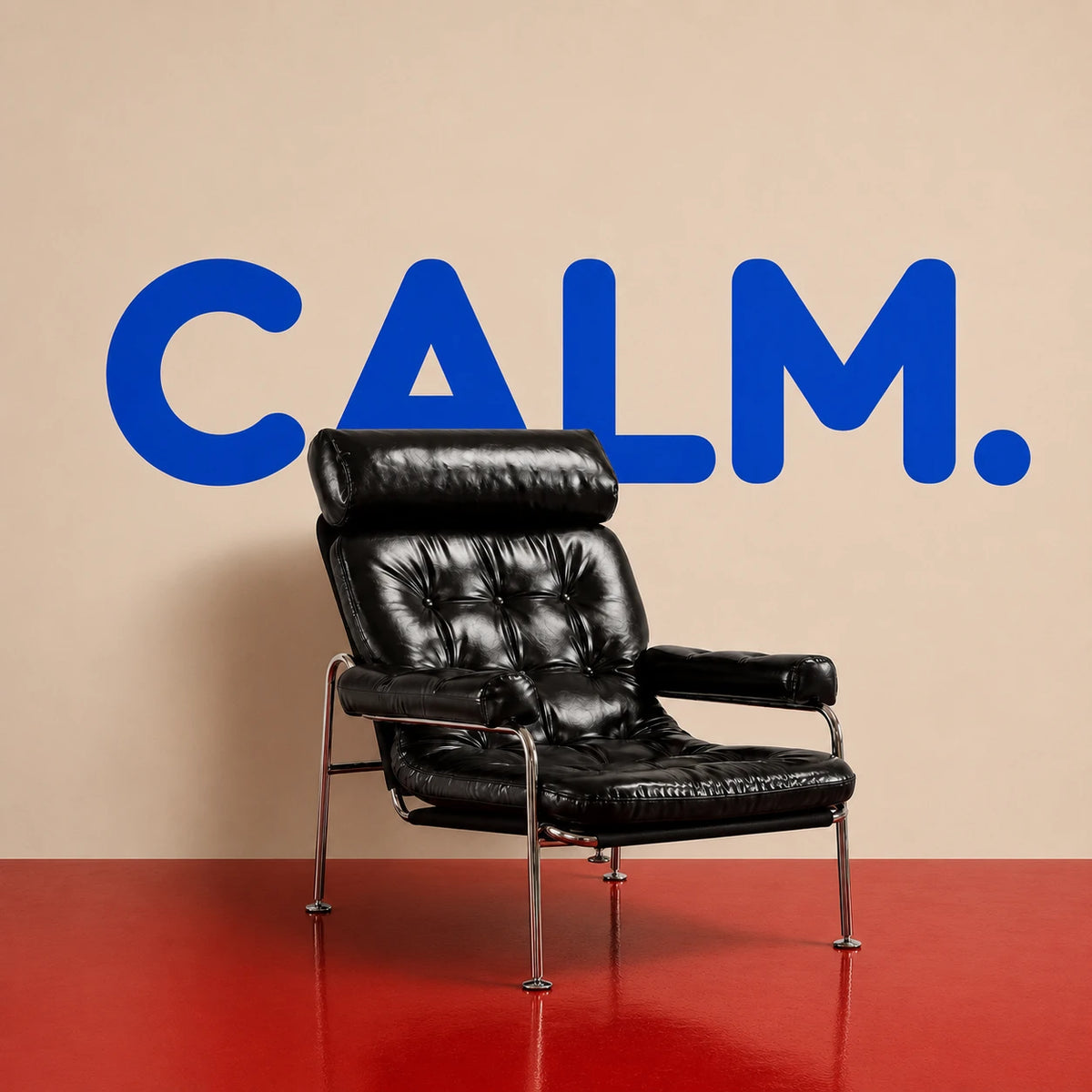 כורסת עור שחורה על רקע קיר בז' עם הכיתוב CALM