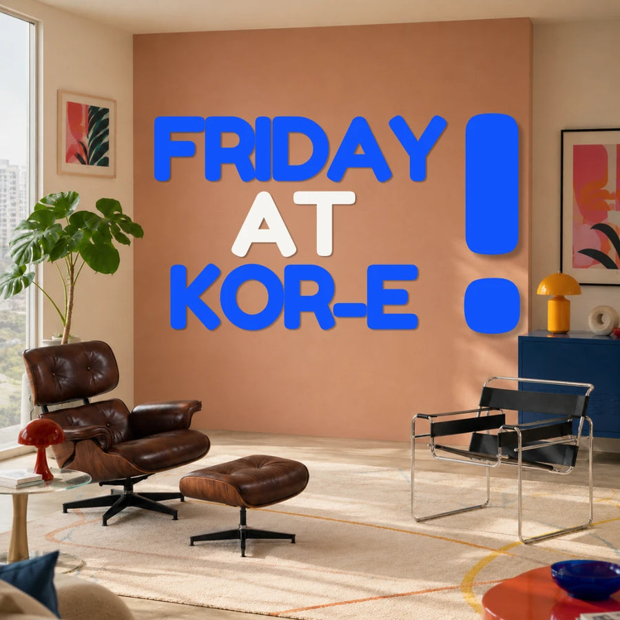 באנר אירוע שישי בחלל התצוגה של KOR-E עם כורסת עור וכיסא מעוצב
